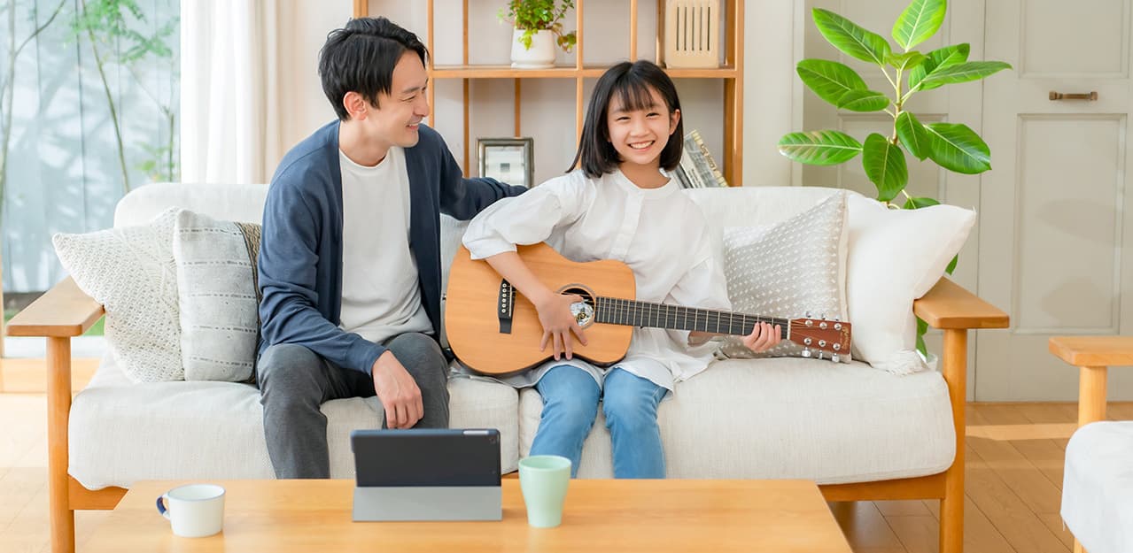 オンラインでギターレッスンを受講する子供|子どもギターコース
