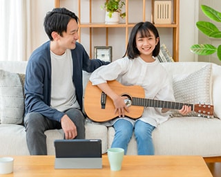 ギターのオンラインレッスンをしている子供|子どもギターコース