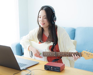 オンラインでギターレッスンを受講する女性|エレキギターコース